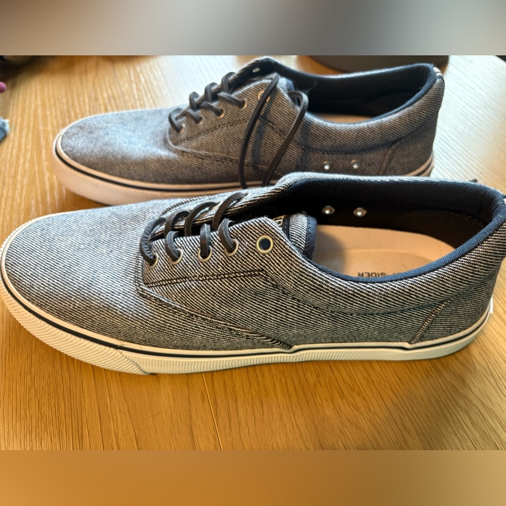 Sperry Top-Sider men’s navy and white shoes
